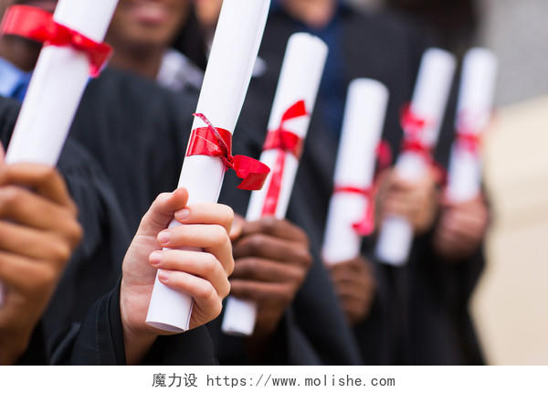 关注多种族的大学毕业生拿着文凭
